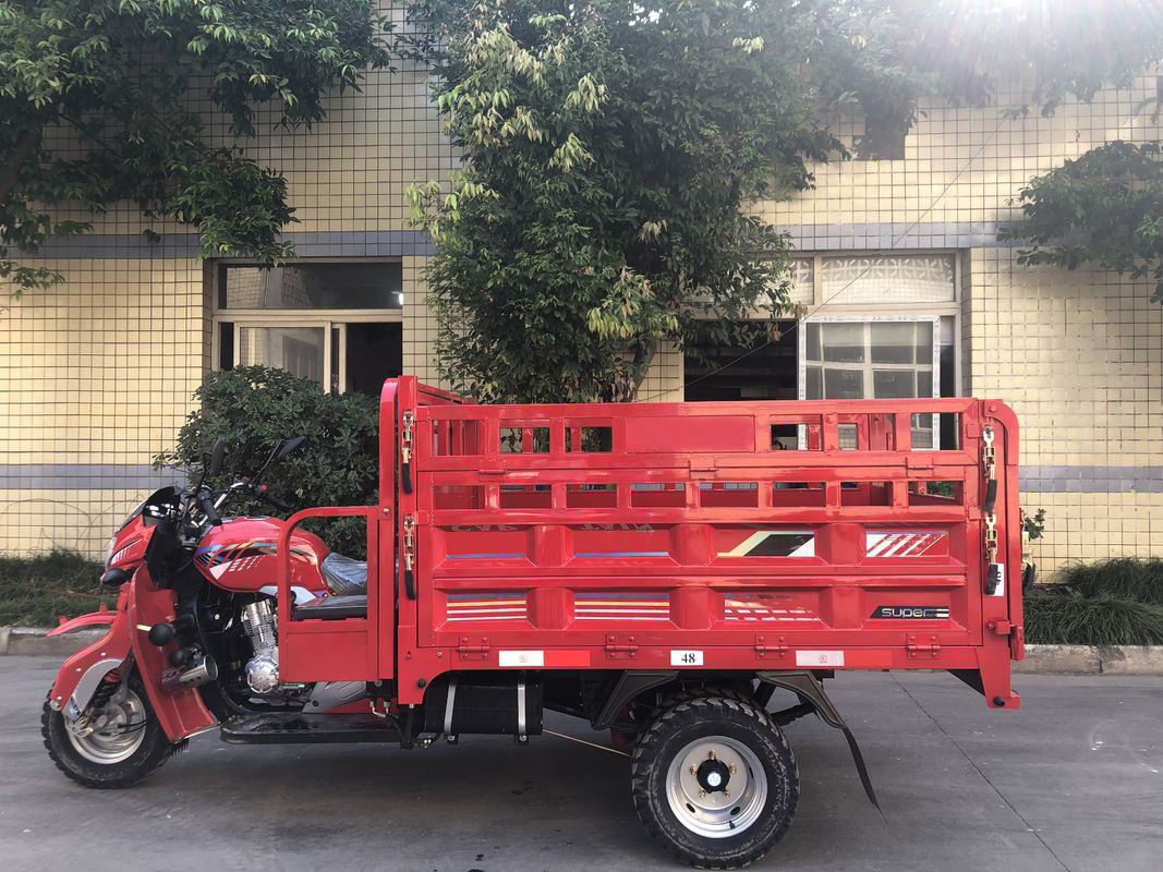 الكبار 250CC البضائع الثلاثيه المفتوحة نوع الجسم 1700 * 1250mm طبل الفرامل 60km / ساعة السرعة القصوى
